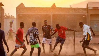 Un grupo de jóvenes juegan al fútbol en Korhogo, al norte de Costa de Marfil, el pasado 17 de enero.