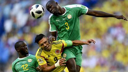 Koulibaly se impone a Falcao.