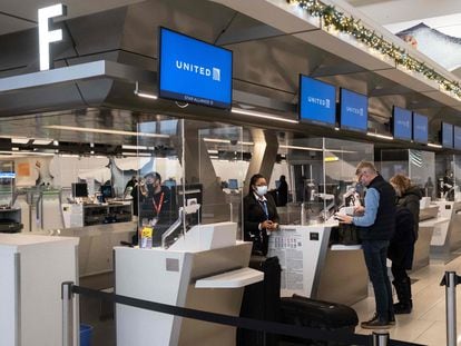 Mostradores de United Airlines en el aeropuerto de LaGuardia, en Nueva York, el viernes.