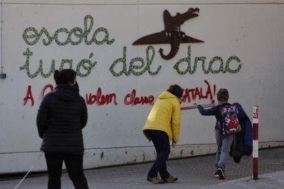 Una pintada a favor de la inmersión lingüística, en la fachada de la escuela Turó del Drac de Canet (Barcelona).