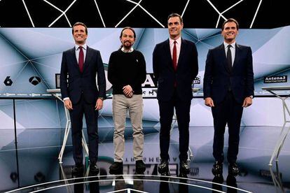 Los cuatro candidatos posan para los medios en el plató de Atresmedia.