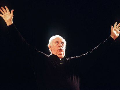 Dario Fo, en un escenario del teatro de Mil&aacute;n.