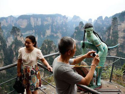 Turistas y una escultura de 'Avatar' en el parque de Zhangjiajie.