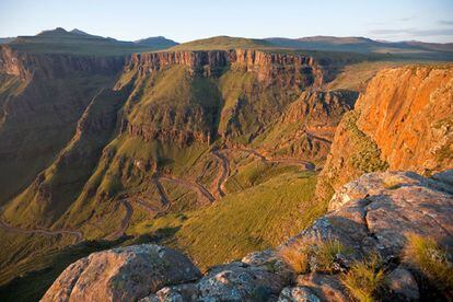 Esta tortuosa carretera de grava con 27 curvas y 9 kilómetros de longitud conduce desde las Drakensberg Mountains de Sudáfrica al interior del diminuto reino de Lesotho.
