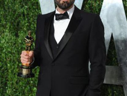 Ben Affleck llega a la fiesta de 'Vanity Fair' con su 'oscar' por 'Argo' en la mano.
