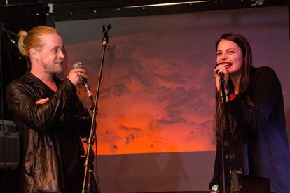 Macaulay Culkin y su novia, Jordan Lane Price, cantando, en 2014, con el grupo del actor, The Pizza Underground.