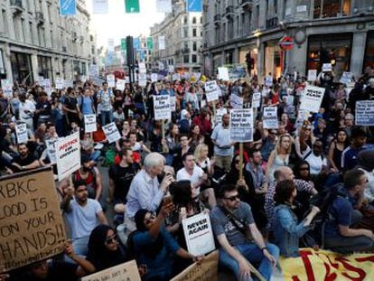 Centenares de personas se manifiestan contra las autoridades en distintos puntos de Londres