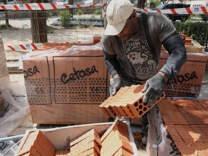 Un trabajador extranjero en la construcci&oacute;n