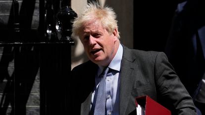 Johnson sale del 10 de Downing Street, en Londres, este miércoles.