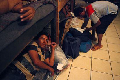 Varios inmigrantes indocumentados descansan en el refugio San Juan Bosco en Nogales, en el Estado mexicano de Sonora.