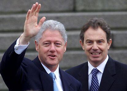 Bill Clinton, ex presidente de EE UU y Tony Blair, ex primer ministro británico en una reunión sobre el proceso de paz en el Ulster, en 2000.