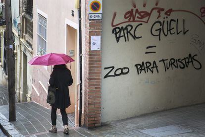 Pintadas contra turistas en la Baixada de la Gloria, en el barrio de Vallcarca, al lado del Parc Güell.