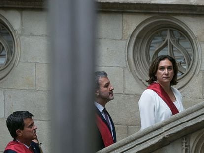Ada Colau, Jaume Collboni y Manuel Valls, accediendo al Palau de la Generalitat tras la investidura de la primera, el 15 de junio de 2019.