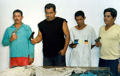Los secuestradores del padre del jugador de fútbol Jorge Campos, tras su detención en 1999.