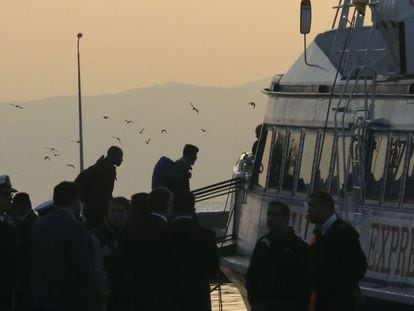 El primer grup de retornats embarca al ferri que els porta a Turquia.