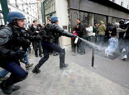 La policía dispersa a un grupo de alborotadores mezclado con los estudiantes que se manifestaron en París.