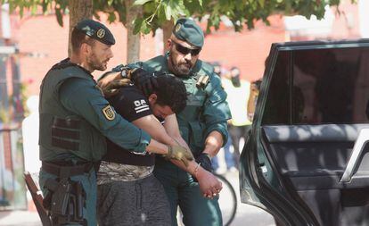 Agentes de la Guardia Civil conducen en Vinar&ograve;s (Castell&oacute;n) a un posible yihadista relacinado con los atentados en Catalu&ntilde;a.
