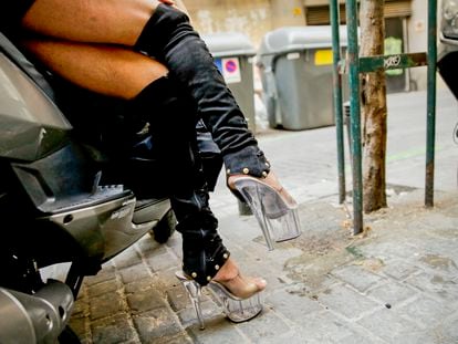 Mujer prostituida en una calle de una ciudad española.