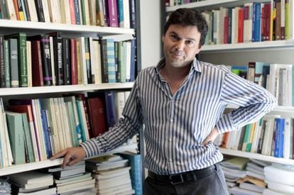 Piketty, guapo, brillante y socialista, en su estudio