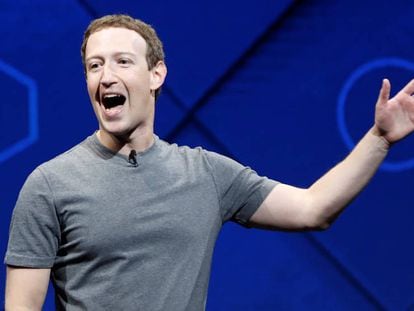Mark Zuckerberg, CEO de Facebook. En vídeo: Alexander Nix, consejero delegado de Cambridge Analytica.
