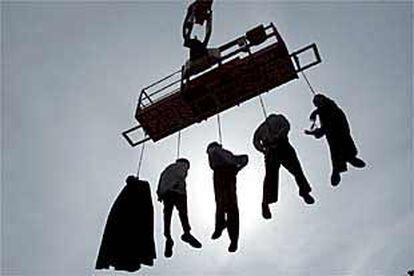 Los grupos antiglobalización denuncian en Génova con muñecos ahorcados las ejecuciones de ocho presos en Irán esta semana.