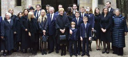 18 parientes separan a los entonces Príncipes de la infanta Cristina en este posado familiar en Atenas en marzo de 2014.