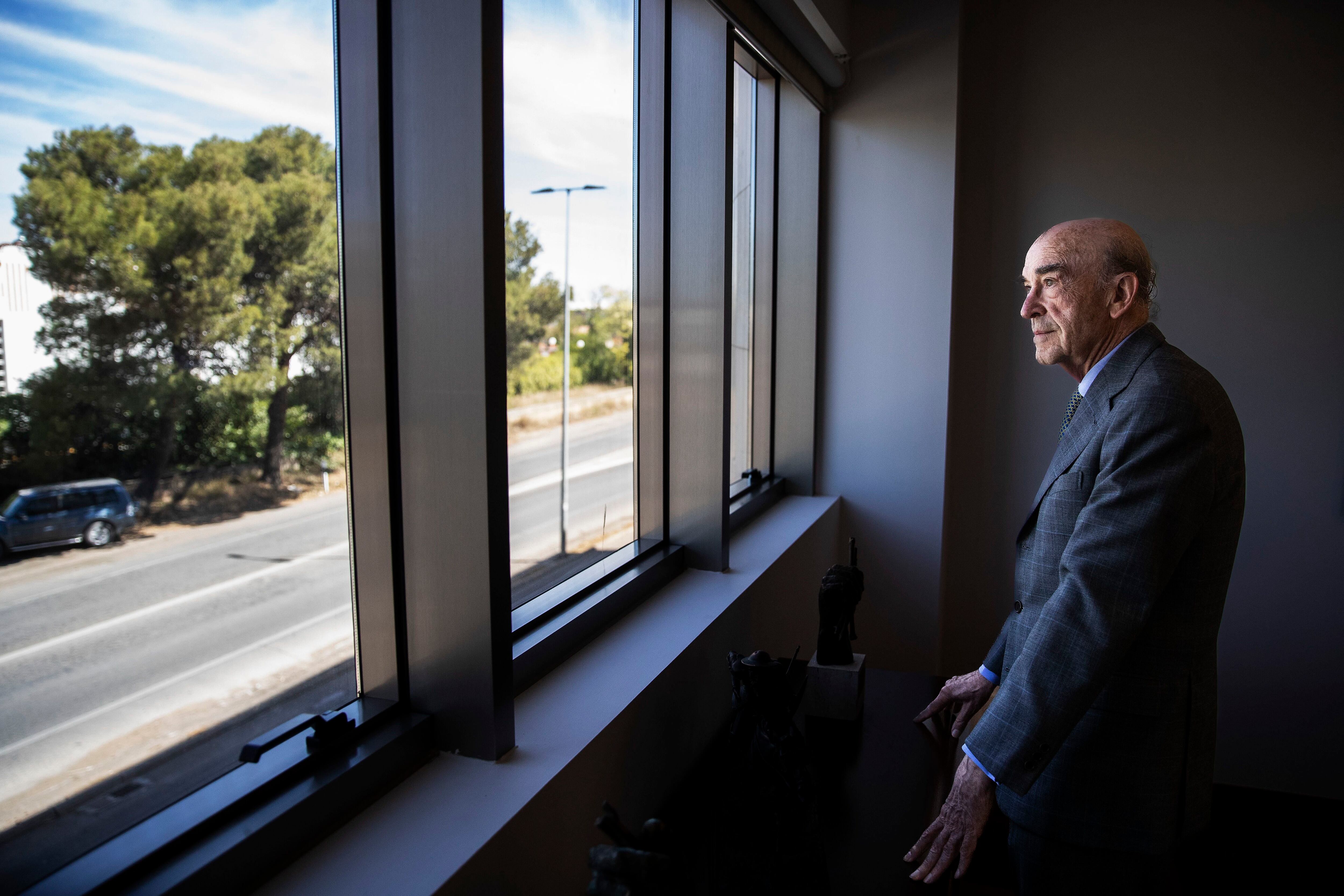 Rafael Torres, presidente de la Cooperativa Virgen de las Viñas, mira por la ventana de sus oficinas en Tomelloso. 