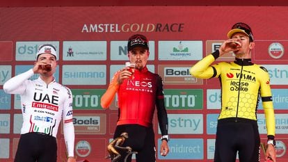 Tom Pidcock (centro) celebra este domingo su victoria en la Amstel Gold Race junto al suizo Marc Hirschi (izquierda) y el belga Tiesj Benoot.