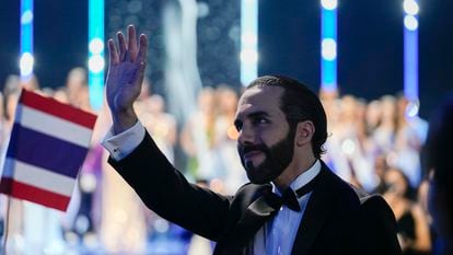 Nayib Bukele saluda el 18 de noviembre en San Salvador durante la celebración del certamen Miss Universo.