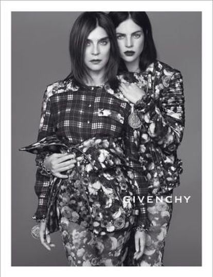 Carine Roitfeld y su hija Julia Restoin-Roitfeld.