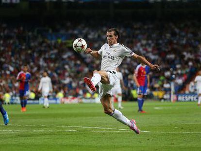 Bale toca el bal&oacute;n en la acci&oacute;n del segundo gol blanco.