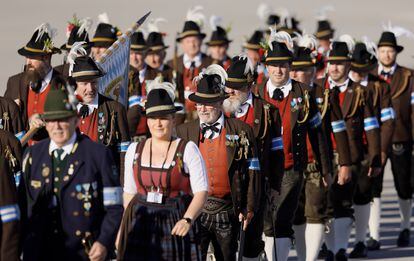 Welcome committee, dressed in typical Bavarian costumes, to the leaders of the G7 at the Munich airport, on Saturday. 