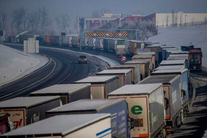 Camiones, el lunes en una retención en una autopista en Usti nad Labem (República Checa), cerca de la frontera alemana. 