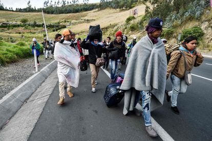 La entrada masiva de migrantes venezolanos en sus países vecinos de latinoamérica ha fozado a los líderes a convocar una cumbre regional para abordar la cuestión. En la imagen, migrantes venezolanos en Tulcán (Ecuador).