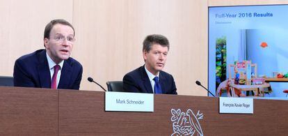 El CEO de Nestl&eacute;, Ulf Mark Schneider (izquierda) y el director financiero, Fran&ccedil;ois-Xavier Roger, ayer.