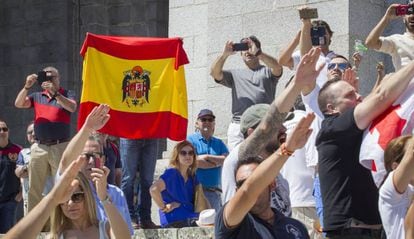 Profranquistas concentrados en el Valle de los Caídos para protestar por el plan del Gobierno de exhumar a Franco.