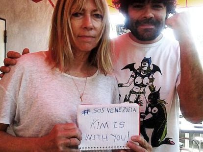 Kim Gordon, de Sonic Youth, mostrando su apoyo a los estudiantes venezolanos.