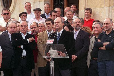 Chaves y la dirección de los socialistas vascos, en la conmemoración de los 25 años del Estatuto.