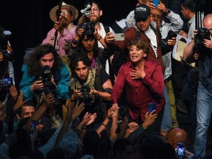 Delfina Gómez, candidata de Morena a la gubernatura del Estado de México, saluda a sus partidarios después de presentar su programa de gobierno, este lunes en Toluca.