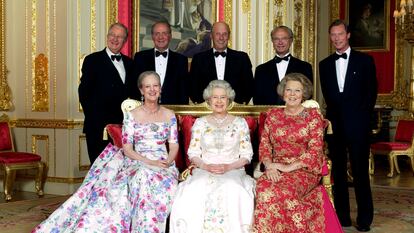 De izquierda a derecha y de arriba a abajo: el rey Alberto II de Bélgica, Juan Carlos I de España, Harald de Noruega, Carlos Gustavo de Suecia, Enrique de Luxemburgo, Margarita de Dinamarca, Isabel II y Beatriz de Holanda, el 17 de junio de 2002 en la celebración del Jubileo de Oro de la Reina Isabel II.
