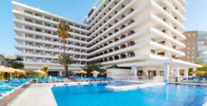 Vista de la piscina de un hotel.