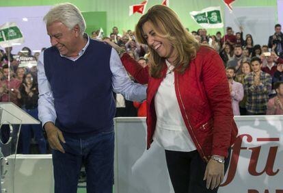 La secretaria general del PSOE-A y presidenta de la Junta, Susana Díaz (d), y el expresidente del Gobierno Felipe González antes de intervenir en el acto de cierre de campaña de las elecciones generales celebrado esta noche en Sevilla.