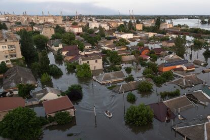 Un bote navega por una avenida inundada en la ciudad de Jersón, el miércoles.