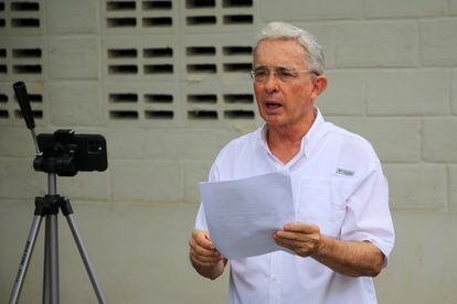 El expresidente Álvaro Uribe lee un comunicado después de que le decretaran el arresto domiciliario, en 2020