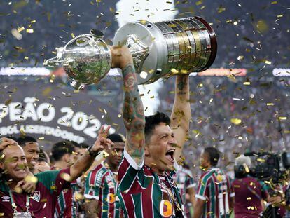 El argentino German Cano, estrella de Fluminense en la final, alza la Copa Libertadores en el Maracaná, en Rio de Janeiro.