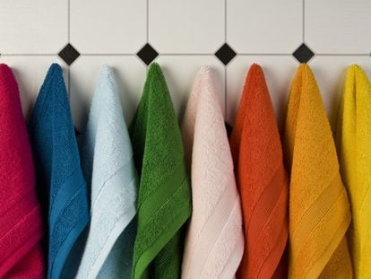 Hoy en día los textiles del hogar ofrecen una gran variedad de colores y materiales para que decorar el baño y la cocina no resulte aburrido.