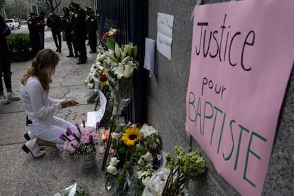 Una joven deposita un cartel en un altar en homenaje al empresario franco mexicano Baptiste Lormand en la Embajada de Francia.