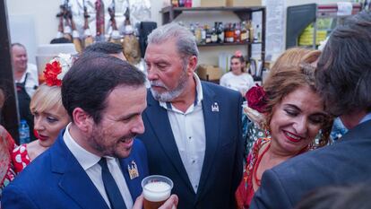 María Jesús Montero, ministra de Hacienda, con Alberto Garzón, ministro de Consumo, en la caseta de UGT de la Feria de Sevilla, el pasado 5 de mayo.