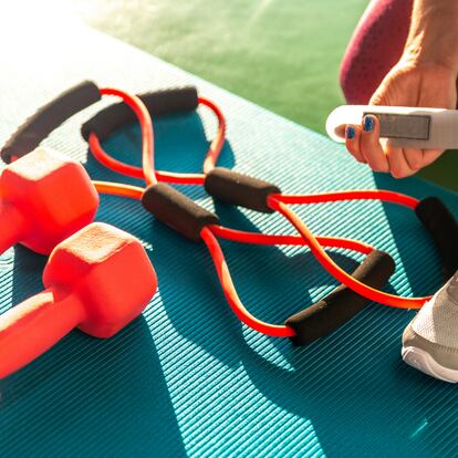 Este producto también se puede utilizar para las muñecas, logrando aumentar la resistencia y fuerza en todo el cuerpo. GETTY IMAGES.