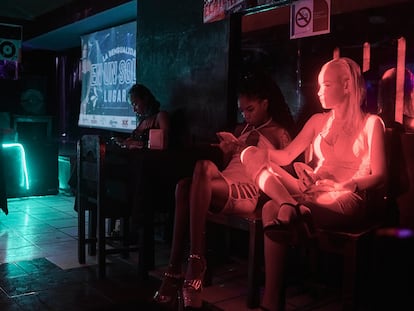Mujeres migrantes trabajan en un bar en Tapachula, en julio de 2023. Algunas migrantes cubanas han sido reclutadas para trabajar en estos lugares en los últimos meses.